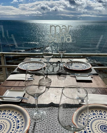 mesa para evento al lado del mar