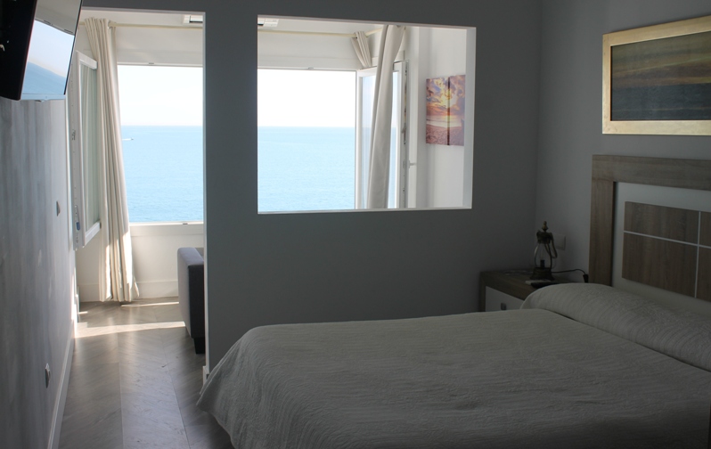 habitación con terraza con vistas al mar